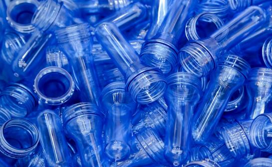 Zalety i zastosowania wytłoczek plastikowych: co warto wiedzieć