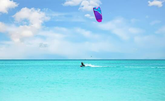 Kitesurfing od podstaw: jak zacząć i czego oczekiwać na pierwszych lekcjach