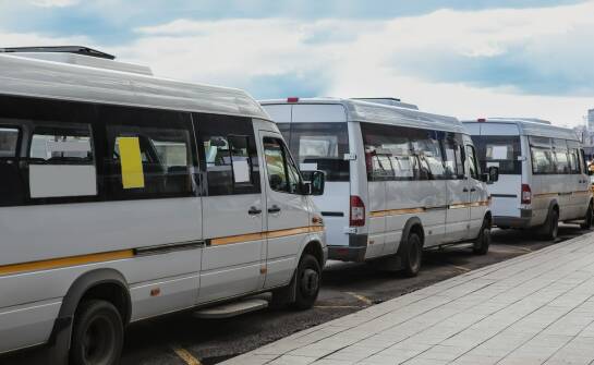 Taksówki i przewóz osób: co warto wiedzieć przed wyborem usług transportowych