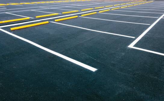 Oznakowanie poziome parkingów: zasady, rodzaje i praktyczne wskazówki