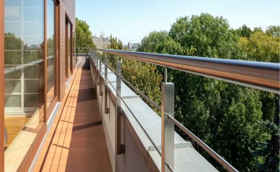 Balustrady nierdzewne — zalety, zastosowania i inspiracje aranżacyjne