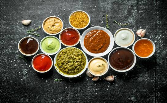 Sosy dla gastronomii: jak dobrać i stosować popularne warianty smakowe