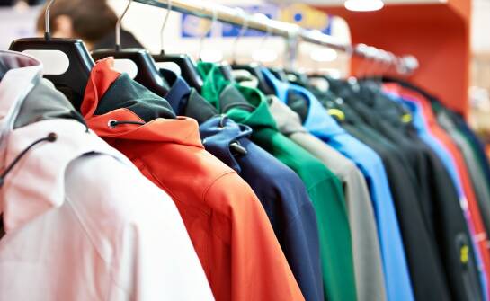 Import odzieży używanej – jak działa branża i gdzie szukać najlepszych dostawców