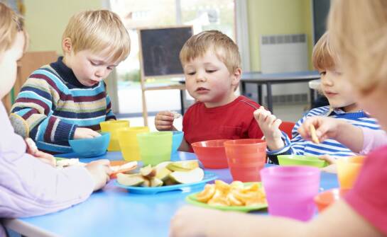 Catering dla przedszkoli — zdrowe menu i zasady bezpiecznego żywienia dzieci