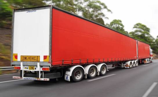 Jakie są zalety plandek wyposażonych w tylne drzwi?