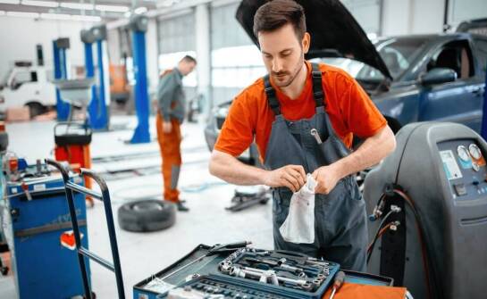 Jakim wyposażeniem posługują się mechanicy samochodowi?