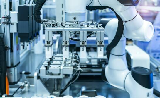 Roboty przemysłowe: kluczowe zastosowania i korzyści dla produkcji