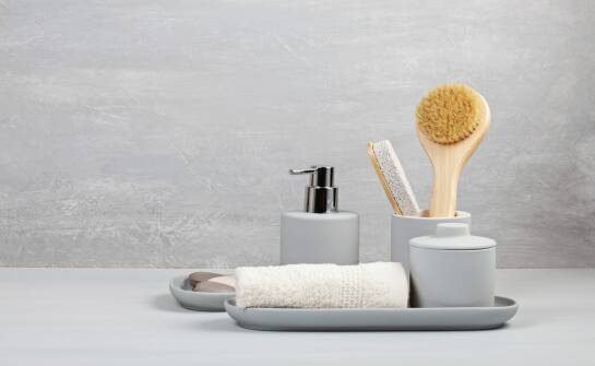 Akcesoria łazienkowe zwiększające funkcjonalność i styl łazienki