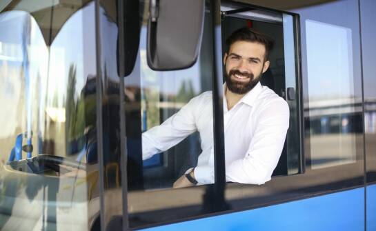 Wynajem autobusu — jak wybrać opcję bezpieczną i ekonomiczną