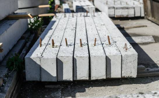 Palisady betonowe — trwałe rozwiązania do ogrodów i przestrzeni zewnętrznych