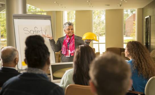 Ochrona imprez masowych: kluczowe zasady bezpieczeństwa i organizacji