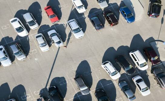 Firmy parkingowe: jak działa rynek i co oferują operatorzy parkingów