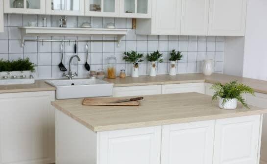 Blaty kuchenne — jak wybrać materiał i styl, który odmieni wnętrze