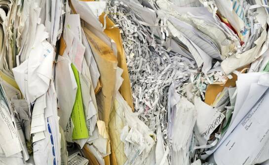 Skup makulatury – co warto wiedzieć przed sprzedażą i recyklingiem