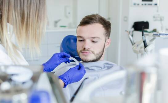 Jak wybrać dentystę – najważniejsze kryteria przy decyzji o leczeniu