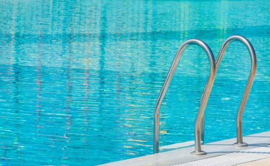 Baseny wolnostojące — jak wybrać model i producenta krok po kroku