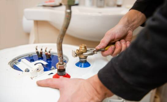 Awaryjne naprawy instalacji wodnej — co warto wiedzieć przed wezwaniem hydraulika