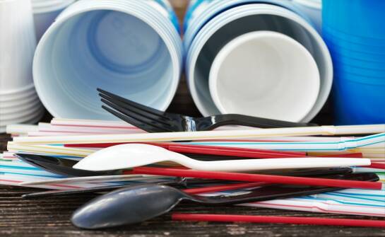 Sztućce jednorazowe: przegląd materiałów, zalet i ograniczeń