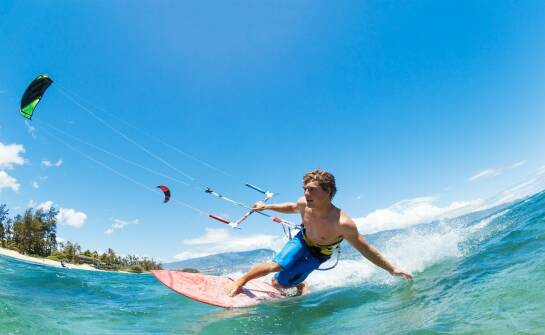Kitesurfing od podstaw: co warto wiedzieć przed pierwszym kursem