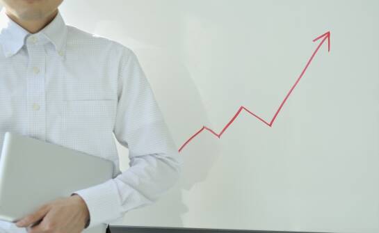 Skuteczne strategie przyciągania uwagi na początku lejka sprzedażowego