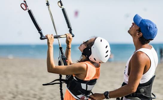 Kitesurfing od podstaw: co warto wiedzieć przed pierwszym kursem