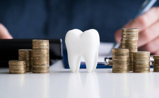 Implanty zębów — koszty i co warto wiedzieć przed decyzją