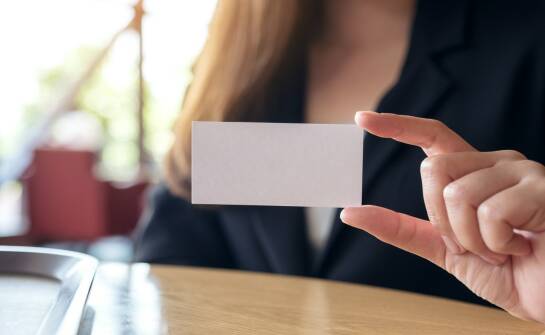 Projektowanie wizytówek: pomysły i zasady przyciągające uwagę klientów