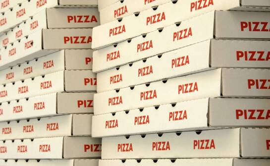 Produkcja opakowań do pizzy: co warto wiedzieć przed wyborem kartonu