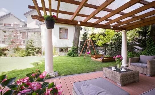 Pergola tarasowa — jak wybrać i zaaranżować miejsce do wypoczynku