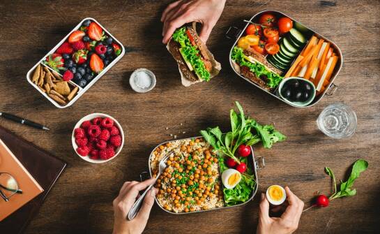 Catering dietetyczny — jak działa i czy warto korzystać z gotowych planów żywieniowych
