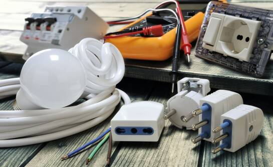 Sklep elektryczny — co warto wiedzieć przed zakupem osprzętu i kabli