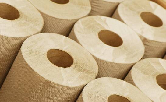 Produkcja papieru toaletowego z makulatury: proces i korzyści ekologiczne