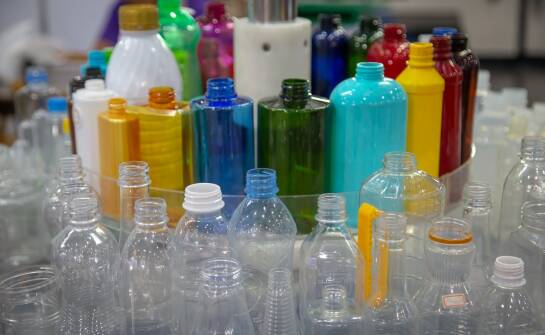 Produkcja butelek PET: co warto wiedzieć przed wyborem producenta
