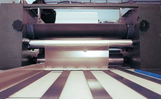Sitodruk vs tampodruk i hot stamping: wybór technologii druku przemysłowego