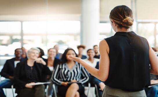 Hostessy – jak zwiększają zainteresowanie i zaangażowanie na eventach