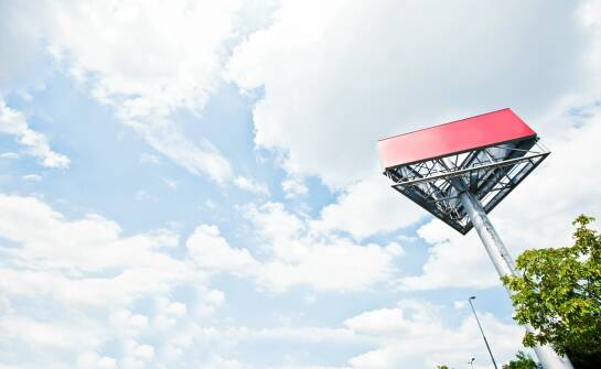 Reklama zewnętrzna i online: skuteczne sposoby zwiększania rozpoznawalności marki