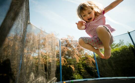 Park trampolin — atrakcje, zasady i korzyści zabawy dla każdego