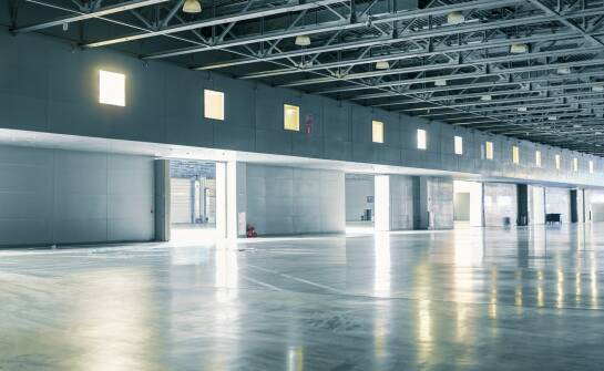 Projektowanie hali magazynowej: kluczowe zasady i rozwiązania aranżacyjne