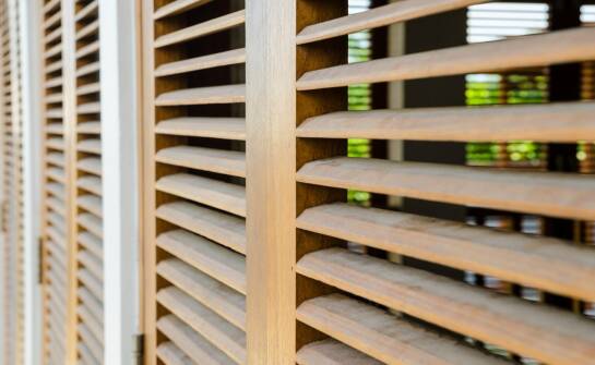 Okiennice drewniane: trwałość, styl i zalety wyboru naturalnych rozwiązań