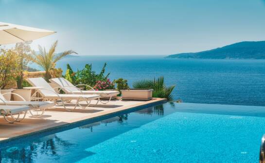 Hotele z basenem nad morzem — najlepsze pomysły na relaks i wypoczynek