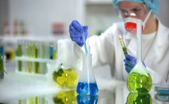 Produkcja chemii gospodarczej: jak powstają produkty codziennego użytku