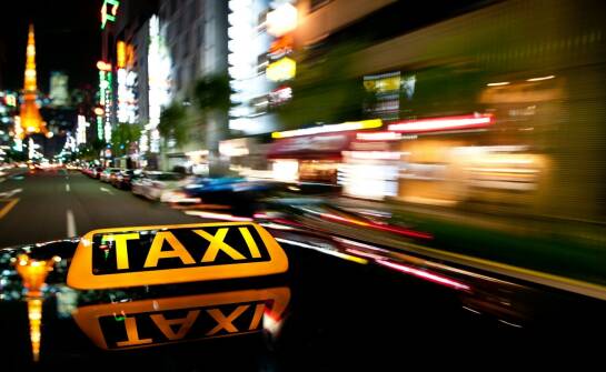 Tanie przejazdy taksówką — jak znaleźć najtańsze opcje transportu miejskiego