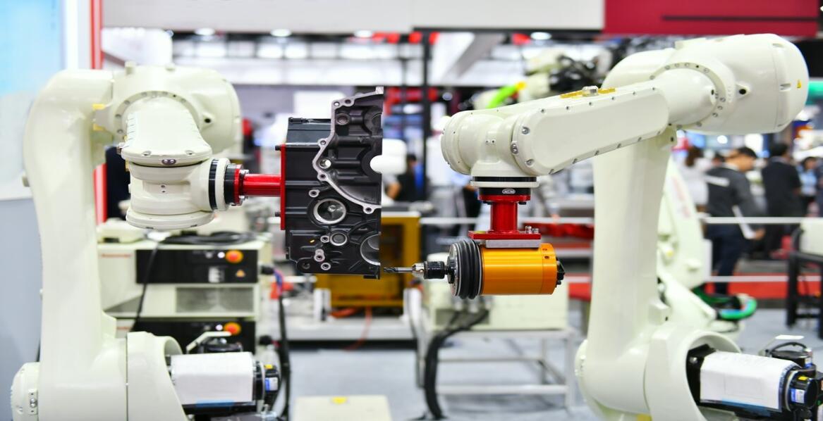 Roboty przemysłowe i automatyka: jak zmieniają produkcję przemysłową