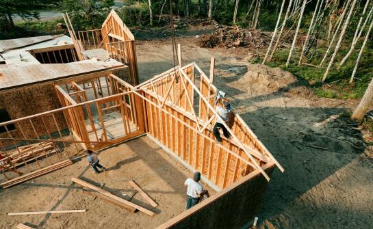 Budowa domów ekologicznych — co warto wiedzieć przed rozpoczęciem projektu