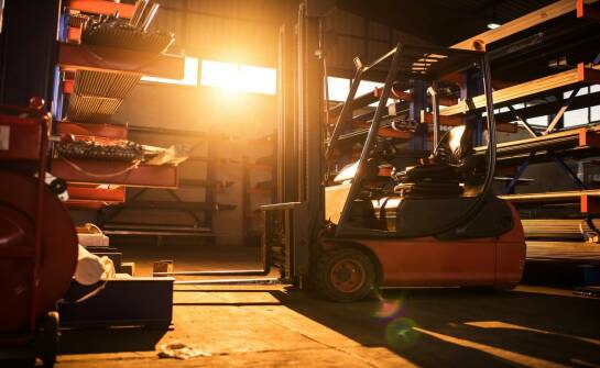 Sprzedaż wózków widłowych – co warto wiedzieć przed zakupem