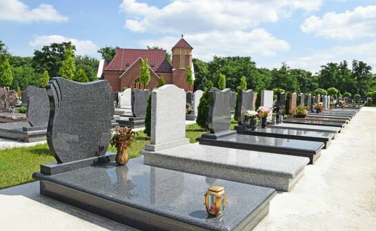 Sprzedaż nagrobków: najważniejsze informacje przed wyborem pomnika