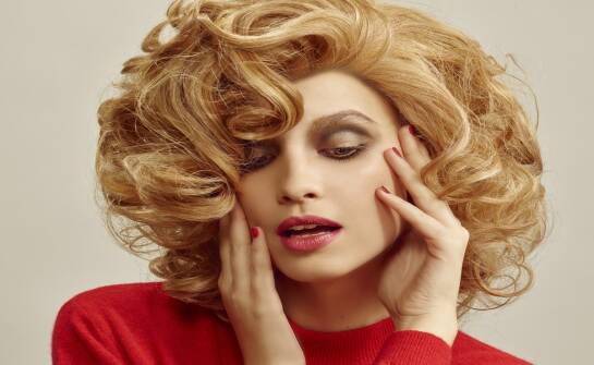 Peruki: jak wybrać naturalny wygląd i zadbać o styl każdego dnia