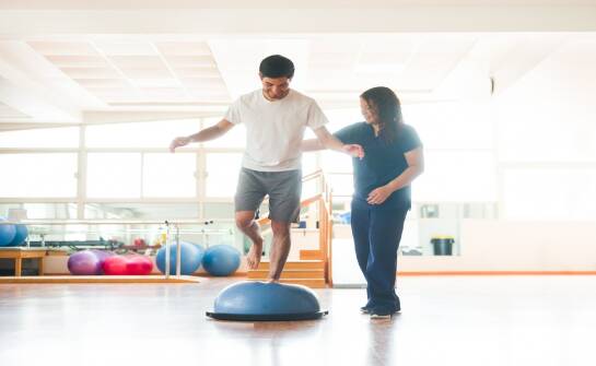 Kinezyterapia: jak ruch wspiera rehabilitację i poprawia sprawność