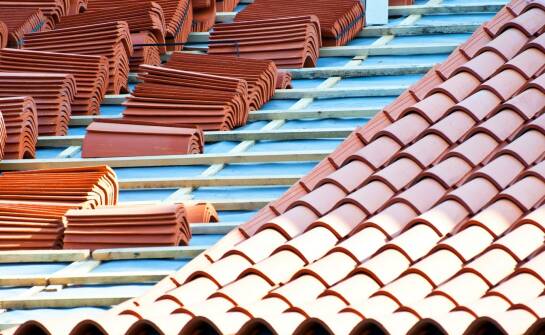 Hurtownie dekarskie — co warto wiedzieć przed wyborem materiałów