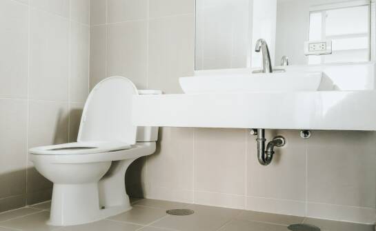 Uchwyty uchylne do WC — przegląd rozwiązań i korzyści montażu
